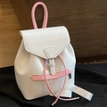 Zaino bianco a pieghe con spallacci rosa e coulisse per un look alla moda - Bianco