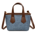 Sac à main en denim bleu motif crocodile avec anses en cuir brun et détails dorés - Bleu