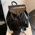 Zaino classico nero in ecopelle con texture cerata vintage e chiusura a coulisse con patta - Nero