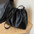 Modische schwarze Beuteltasche mit Tunnelzugverschluss und weicher Textur - Schwarz