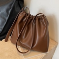 Braune Leder-Beuteltasche mit Falten-Design und verstellbarem Schultergurt - Braun