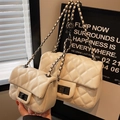 Cream quilted chain shoulder bag set with rotating lock and leather texture - Large / Off White
