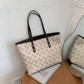 Große beige Tragetasche mit dunklem Kutschenmuster und braunen Riemen für den Alltag - Khaki