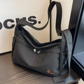 Schwarze Canvas-Einkaufstasche mit verstellbarem Riemen und orangem Logo-Stick - Schwarz