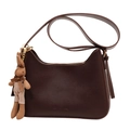 Dunkelbraune halmondförmige Schultertasche aus Leder mit Hasen-Plüschtier-Anhänger und Gurt - Mit Anhänger / Kaffeebraun