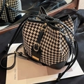 Secchiello alla moda con motivo pied-de-poule, finiture in pelle nera e dettagli oro - Nero