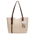Bolso tote beige minimalista con asas marrones y un colgante de pompón de felpa blanco - Blanco Roto