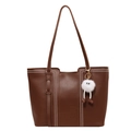 Bolso tote grande marrón oscuro con costuras en contraste y dije de monstruo de peluche - Marrón