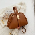 Sac à main élégant en cuir marron avec fermoir doré et bandoulière réglable chic - Marron