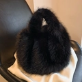 Bolso de mano de pelo sintético negro para mujer con textura suave y peluda para invierno - Negro