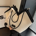 Bolso tote tejido blanco con asas negras y placa de logo para ir a la oficina - Empalme Blanco y Negro