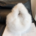 Bolso de hombro de pelo sintético blanco sobre revista para un estilo de invierno - Blanco