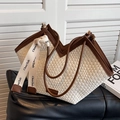 Elegante bolso tote tejido en crema con asas de cuero marrón y cinta decorativa - Blanco y Marrón
