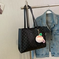 Grande borsa shopper nera a scacchi in pelle PU con ciondolo a forma di pesca rosa - Nero