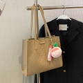 Borsa tote beige a quadri con ciondolo a pesca e targhetta metallica alla moda - Cachi