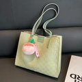 Borsa tote verde chiaro con motivo intrecciato, ciondolo a pesca e cinturino moda - Verde