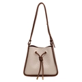 Bolso saco de cuero tejido beige con cordón marrón y correa de hombro ajustable - Blanco & Café