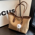 Große khakifarbene Tote Bag mit Pelzanhänger für tägliches Pendeln und Studium - Khaki