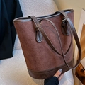 Bolso tote de pana marrón y cuero con correa ajustable y diseño de cubo estructurado - Estilo de Empalme de Pana / Marrón