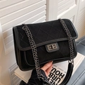 Bolso bandolera acolchado negro retro con acabado mate y cierre de metal vintage - Negro