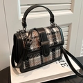 Bolso bandolera de tweed clásico con ribete de cuero negro y cierre de metal - Negro