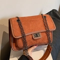 Bolso de hombro marrón en gamuza acolchada con cierre giratorio y cadena metálica - Marrón