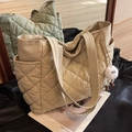 Beige gesteppte Nylon-Einkaufstasche mit Rautenmuster und flauschigem Anhänger - Cremeweiß mit Anhänger