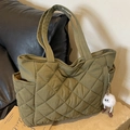 Gesteppte olivgrüne Nylon-Tasche mit Rautenmuster und süßem Plüschpuppen-Anhänger - Grün mit Anhänger