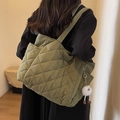 Dunkelgrüne gesteppte Nylon-Tote-Bag mit Rautenmuster und flauschigem Anhänger - Cremeweiß (Ohne Anhänger)