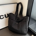 Bolso tote acolchado de nailon negro con correas acolchadas y hebilla plateada de detalle - Negro