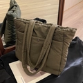 Bolso tote de nailon acolchado verde oliva con varios bolsillos y cierre de botón a presión - Verde