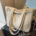 Bolso tote de nailon acolchado beige con textura suave y cierre de botón metálico - Blanco Roto