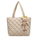Borsa tote trapuntata in nylon beige con un simpatico ciondolo a forma di coniglio - Con Ciondolo / Beige