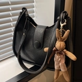 Borsa hobo classica in pelle nera con un simpatico ciondolo a forma di coniglio in maglia - Nero Con Pendente