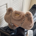 Borsa a tracolla in peluche color talpa con catena d'argento e placca in oro - Marrone