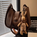 Borsa vintage marrone scuro a mezzaluna con fibbia rotonda e ciondolo a coniglio - Caffè Con Pendente