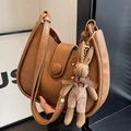 Borsa hobo vintage marrone in ecopelle testurizzata con un grazioso ciondolo a forma di coniglio - Marrone con Ciondolo