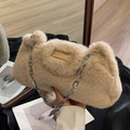 Sac bandoulière en peluche camel avec chaîne argentée et étiquette en cuir - Kaki