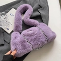 Sac bandoulière en fausse fourrure violette avec chaîne argentée et bandoulière souple - Violet