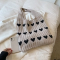 Bolso tote de punto beige con diseño de corazón negro y textura de canalé suave - Caqui