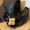 Bolso bandolera negro tipo dumpling con textura lichi y colgante de oso de peluche - Negro