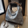 Grijze denim hobo tas met bruine lederen riem en een decoratieve metalen ketting - Denim Blauw