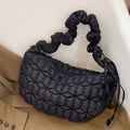 Borsa a mezzaluna in nylon trapuntato nero con elegante tracolla arricciata - Nero