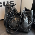 Borsa tote trapuntata nera con catena argentata per pendolari da donna - Nero