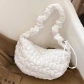 Borsa a tracolla trapuntata bianca con tracolla a nuvola plissettata e design a mezzaluna - Bianco