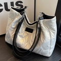 Borsa tote trapuntata bianca lucida con manici a catena d'argento da donna - Bianco