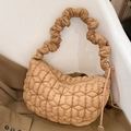 Borsa a spalla trapuntata marrone in nylon con tracolla a pieghe e design a nuvola - Marrone