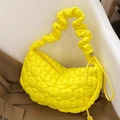 Borsa gialla in nylon trapuntato a forma di dumpling con tracolla plissettata moda - Giallo