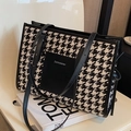 Bolso tote grande con estampado de pata de gallo blanco y negro y asa de cuero - Negro