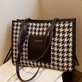 Bolso tote grande de tela con estampado de pata de gallo blanco y negro y detalles de cuero - Marrón